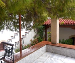 In curtea Bisericii mici - bancute de odihna In curtea Bisericii mici - bancute de odihna